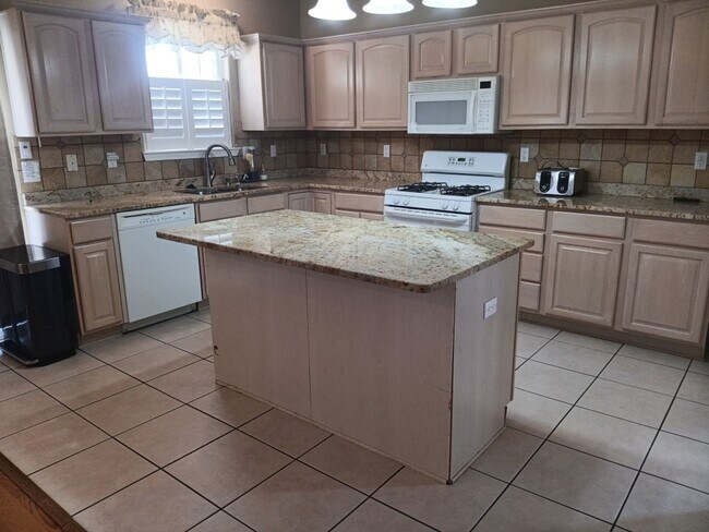 Foto del edificio - 5 bedrooms, 3 Bath House! Located On NE Si...