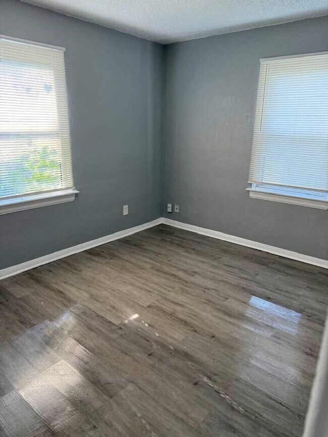 Building Photo - Move in ready