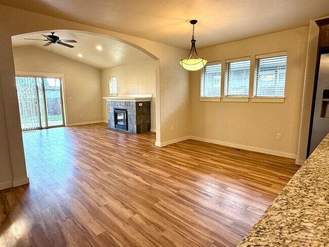 Foto del edificio - 4 Bedroom Home: Fenced Backyard & Great Location!