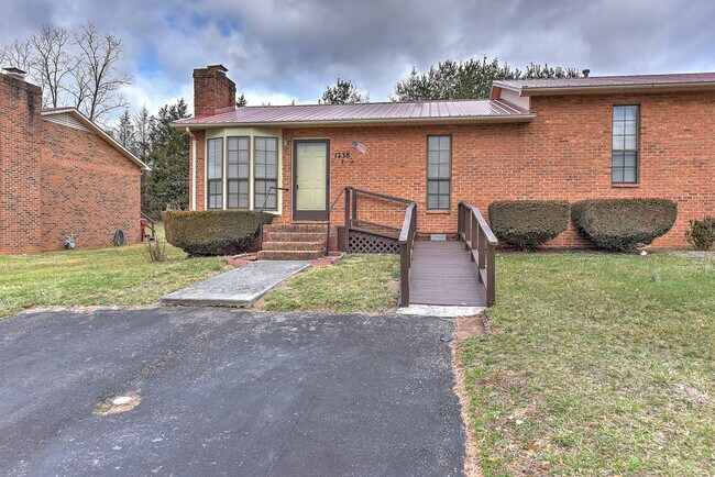 Foto del edificio - 1738 Todd Dr