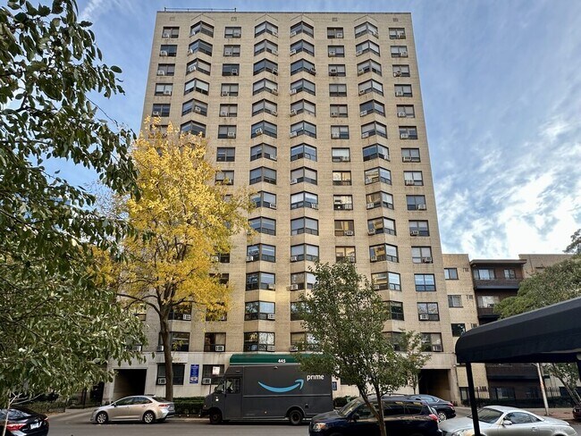 Building Photo - 429 W Wellington Ave