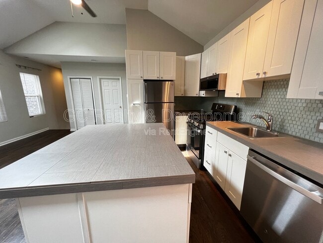 Foto del edificio - 819 N May St