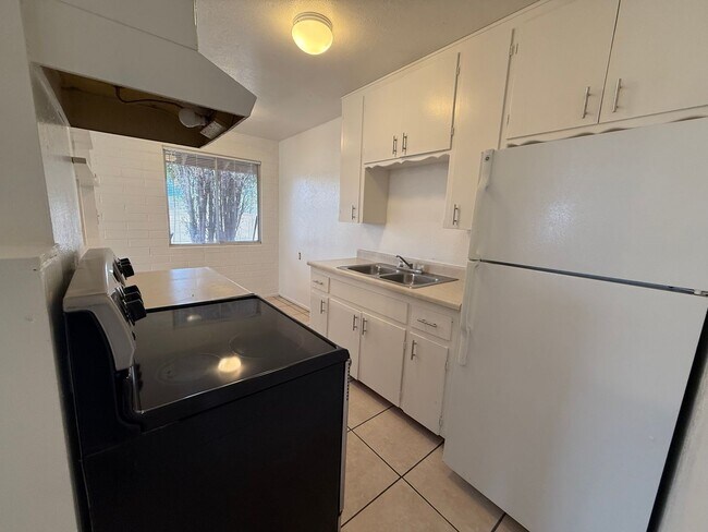 Foto del edificio - Price Reduced!! 2 bed 1 Bath - Contact Property Pros