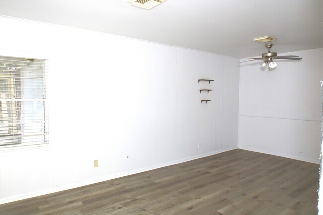 Building Photo - 1117 Chevy Chase