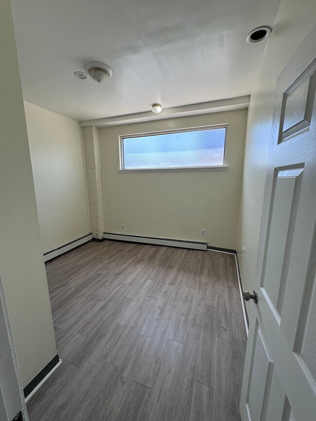 Building Photo - 4 E Oakwood Pl