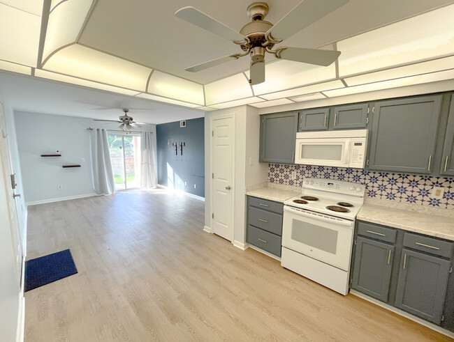 kitchen & living room - 757 Ridgeside Dr