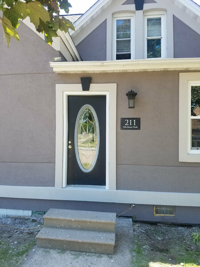 Building Photo - 211 10th Ave N