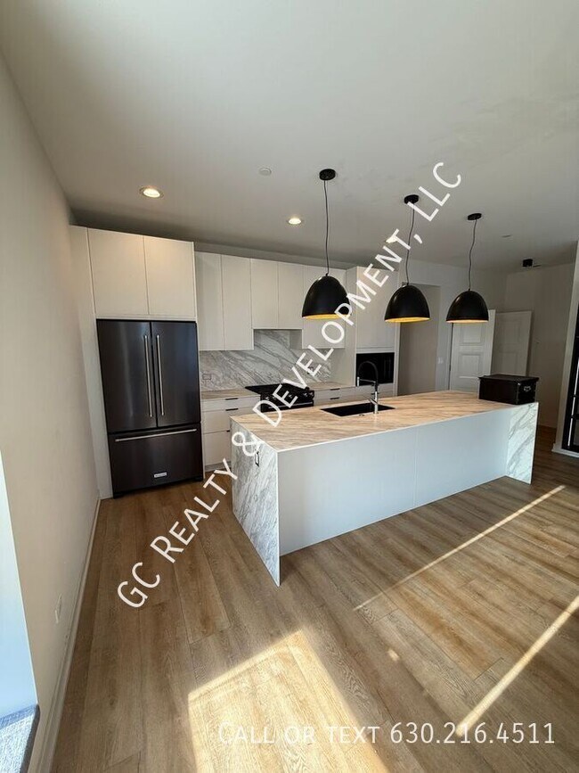 Building Photo - 3202 N Kildare Ave