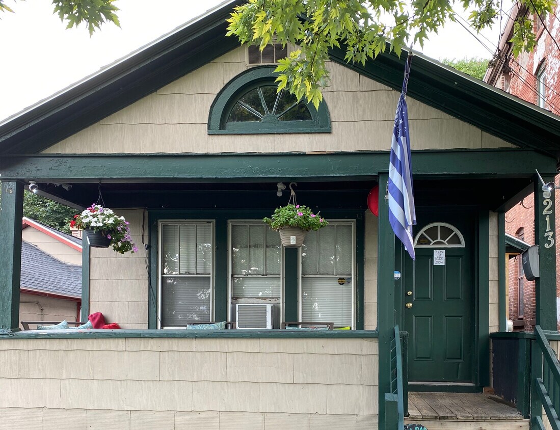 Foto principal - 213 Danforth St