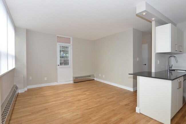 Building Photo - 190 Jameson Ave