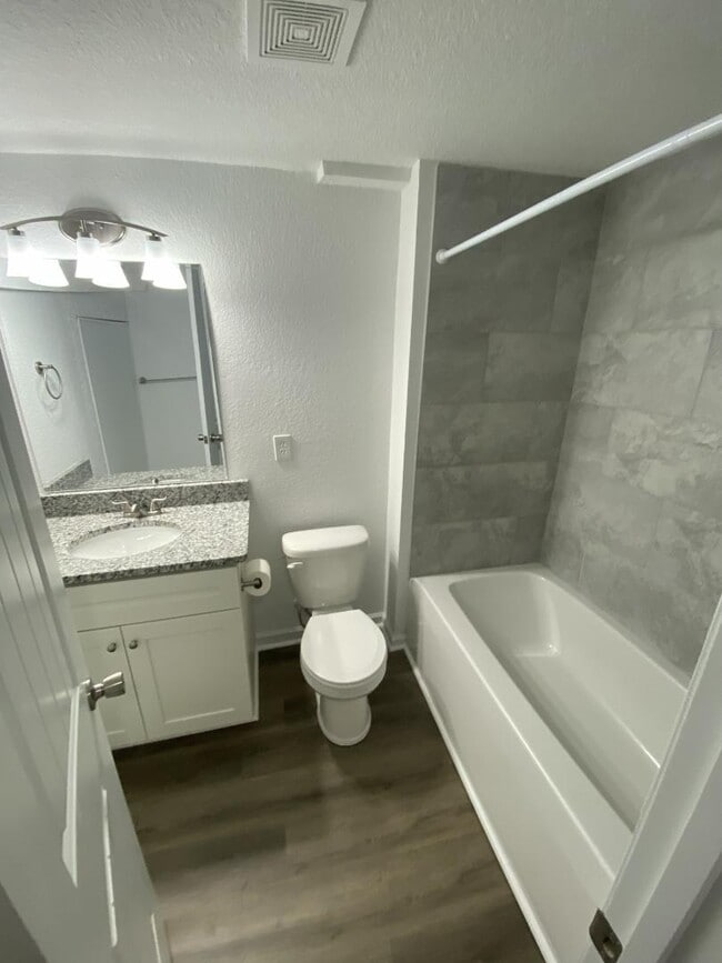 Photo - 1237 Lindsay Ave - 603 Oak Street Apartment
