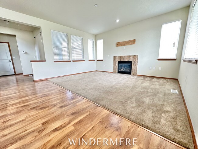 Building Photo - Bright and spacious, close to everything!