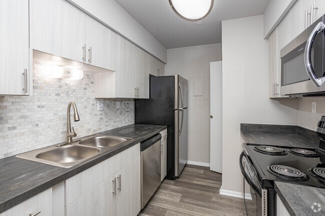 (R) RENOVATED THE FLOWERING DOGWOOD 1BR, 1BA - 700 SF - Kitchen - Woodbridge Place Apartments