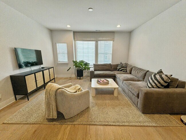 Building Photo - 3 Bedroom Townhome in Charlotte
