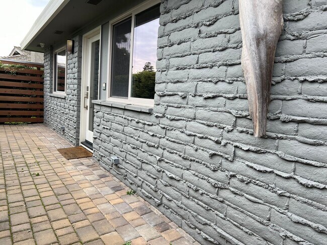 Building Photo - Get 2 FREE WEEKS!! Stunning 2 Bedroom 1 Ba...