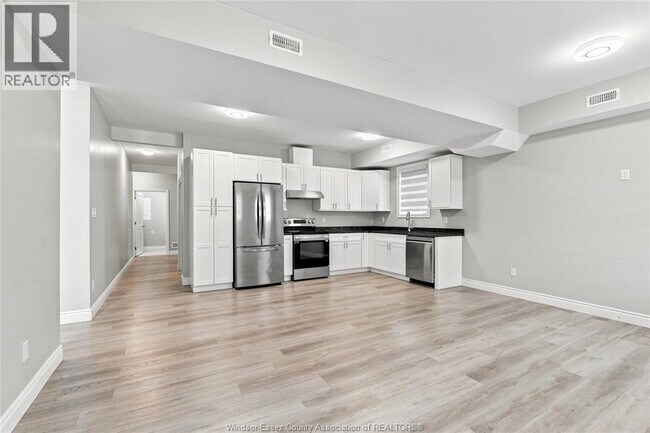 Building Photo - 2455 Pillette Rd