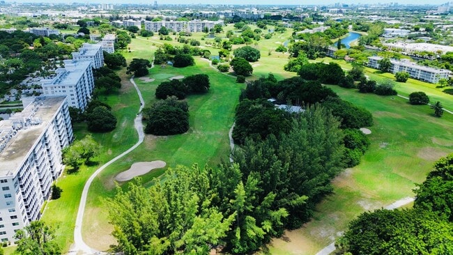 Foto del edificio - 3100 N Palm Aire Dr