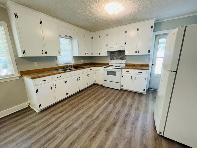 Building Photo - ADORABLE BRICK RANCH IN LAGRANGE  *3 BR, 1...