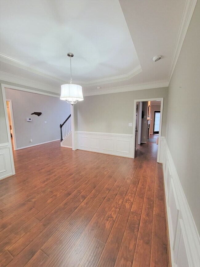 Building Photo - Stunning Willoughby Park Home
