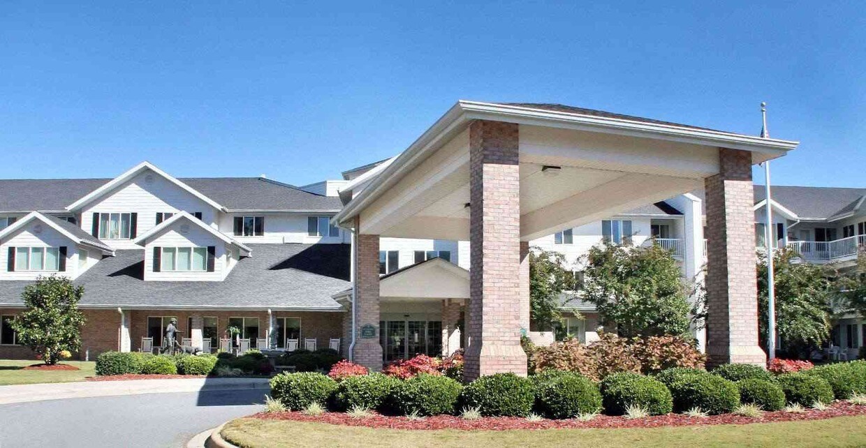 Pinecrest Senior Living Apartments in Hickory, NC