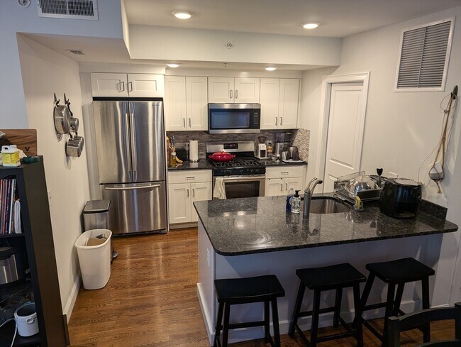 Building Photo - 143 Cedar St