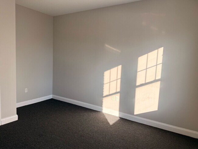 Building Photo - 210 Farmington Ave