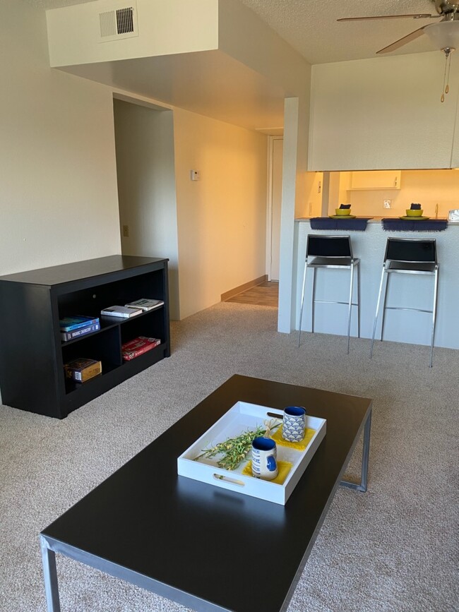 Living/Breakfast Bar - Oxford Parkside Apartments