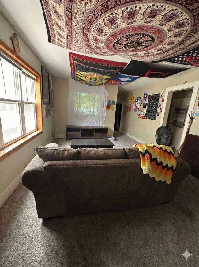 Foto del edificio - 3 Bed 1 Bath near UWEC! Available June 1st!