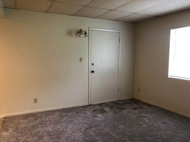 Puerta de entrada a la sala de estar - 306 E Henry St