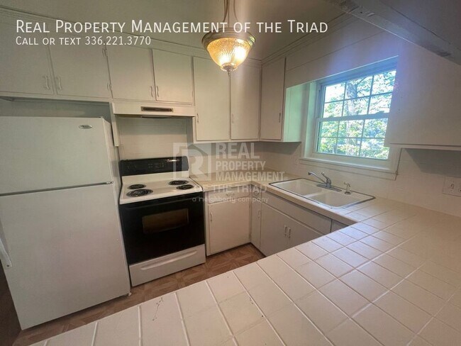 Building Photo - 2bd/1ba Duplex Unit in Winston Salem w/ Wa...