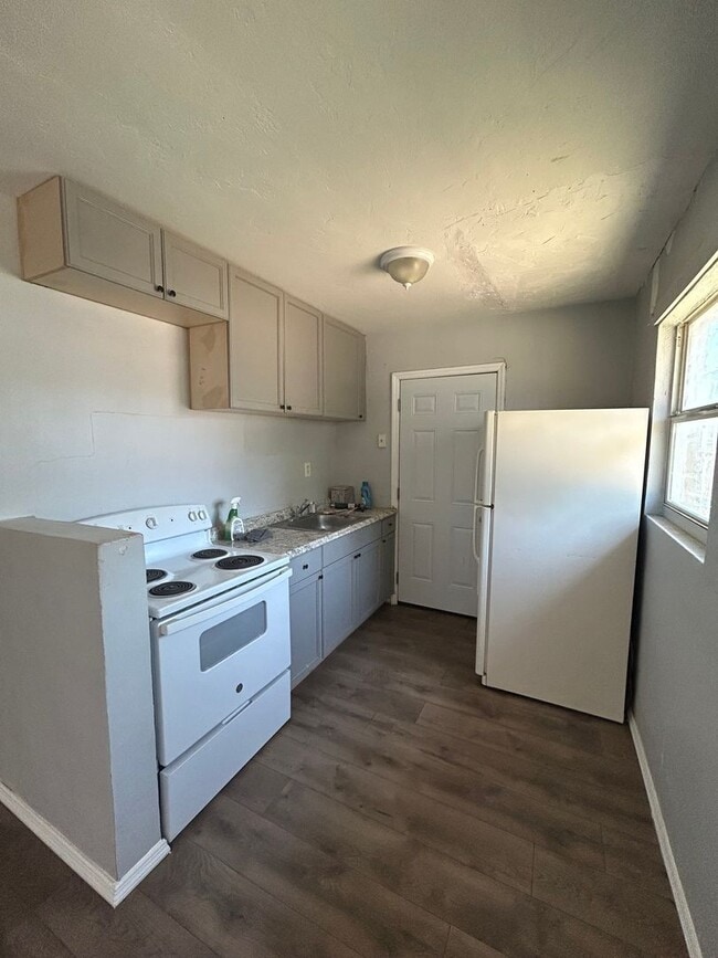 Building Photo - Perfectly located, central Sarasota unit f...