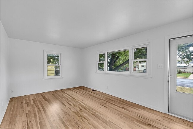 Foto del edificio - 3345 Duff Ave