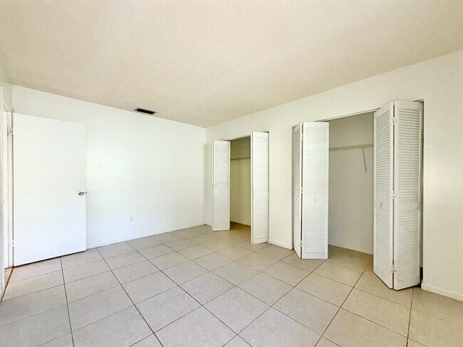 Foto del edificio - 800 NE 14th St