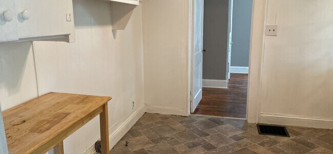 Building Photo - 3 Bedroom 1 Bath Brick Home w/ Office