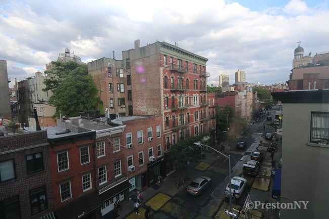 Building Photo - 272 Bleecker St