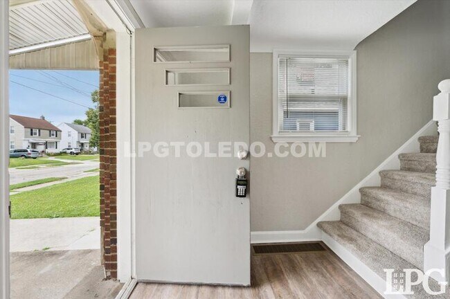 Foto del edificio - 928 W Gramercy Ave