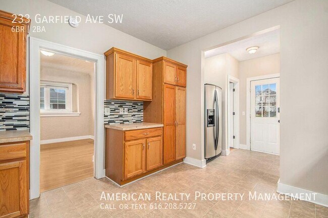 Foto del edificio - 233 Garfield Ave SW