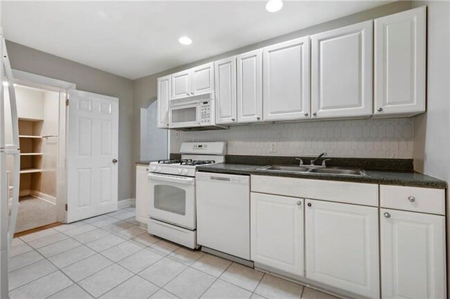 Building Photo - Charming 2-Bedroom Home with Tall Ceilings & Backyard Deck in Coraopolis