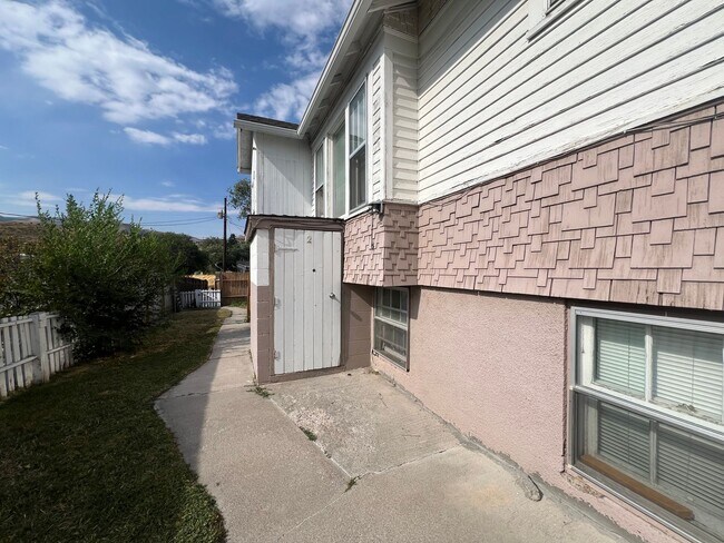 Building Photo - 739 S Arthur Ave