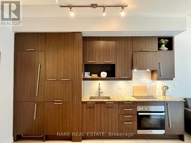 Building Photo - 199 Richmond St W