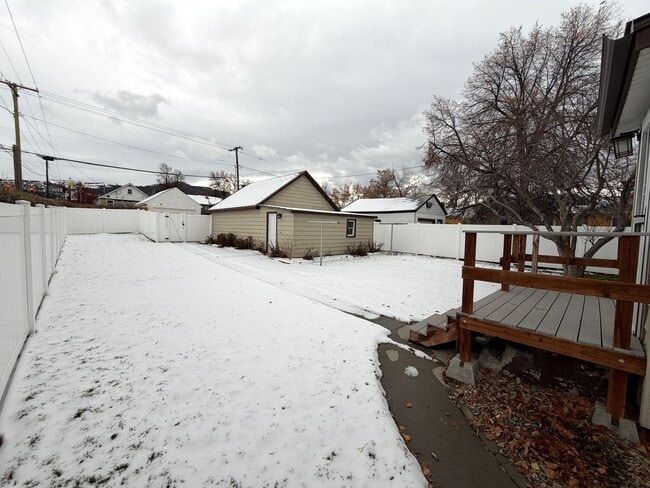 Building Photo - Charming 3 Bed 1 Bath Single Family Home W/ Fully Fenced Yard and Garage!