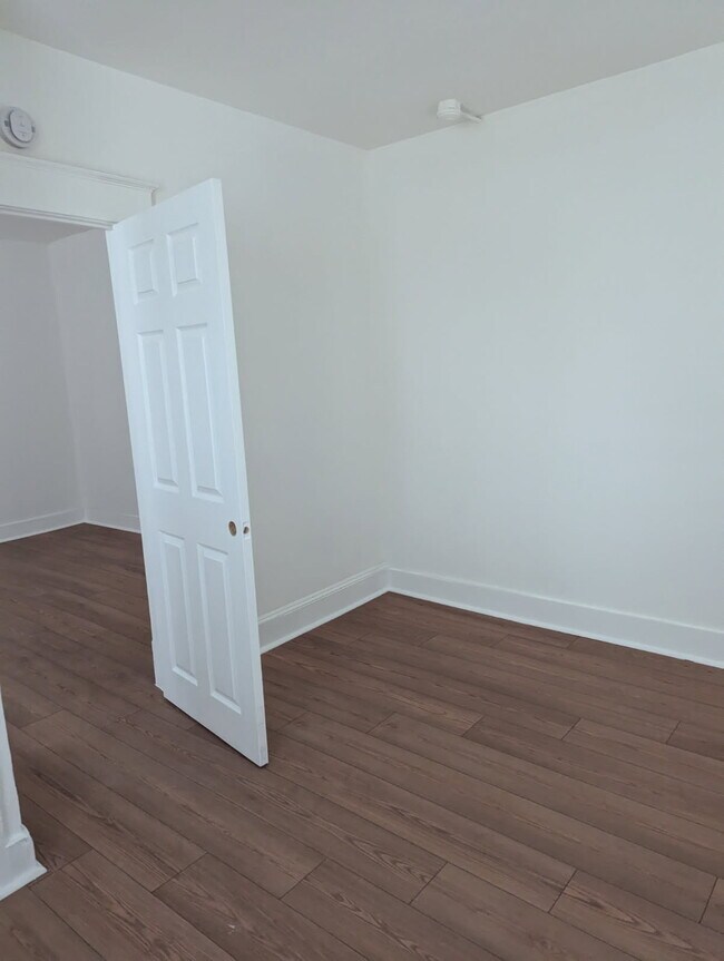 Building Photo - 152 Oak St