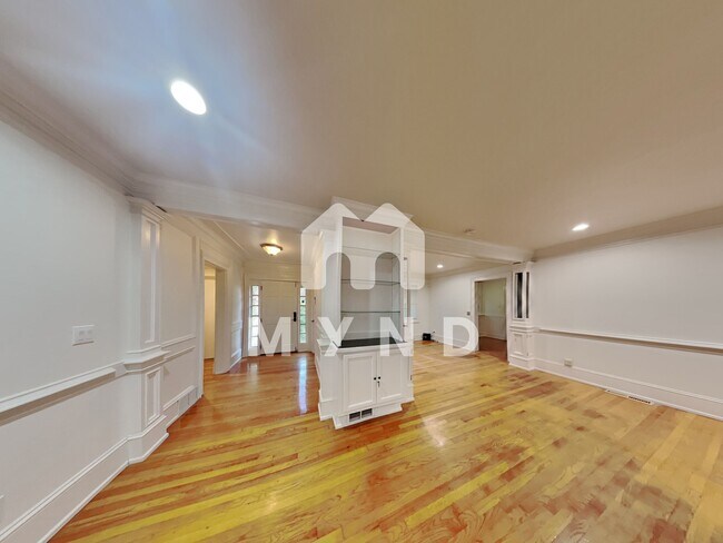 Building Photo - 1205 Briar Hills Dr NE