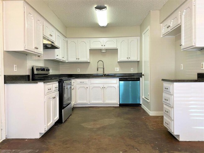 Building Photo - 6059 Shadydale Ct