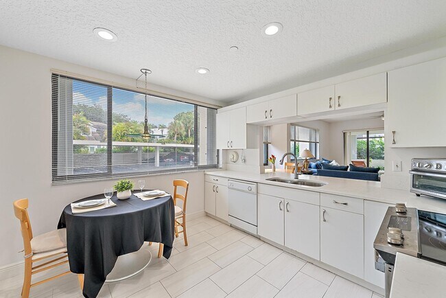 Foto del edificio - 811 Oak Harbour Dr