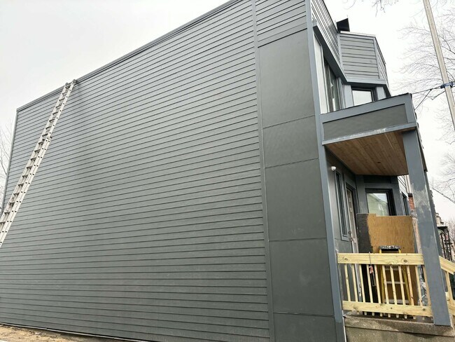 Foto del edificio - 6321 S Eberhart Ave