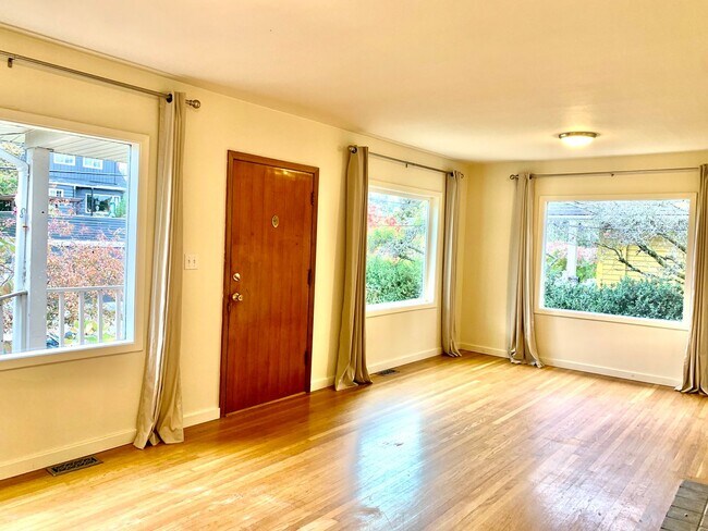 Foto del edificio - Cozy Greenwood Bungalow - Recently Renovated!