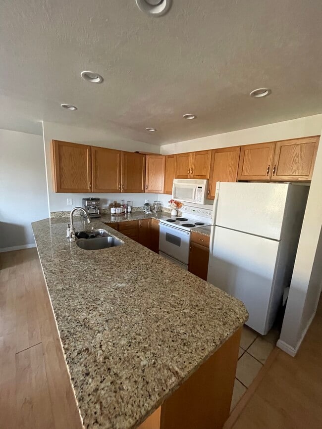 Building Photo - 687 W Jefferson Cv