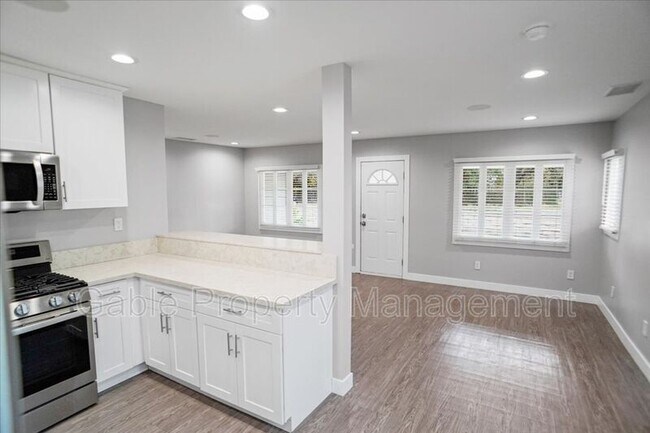 Foto del edificio - 19504 Leadwell St