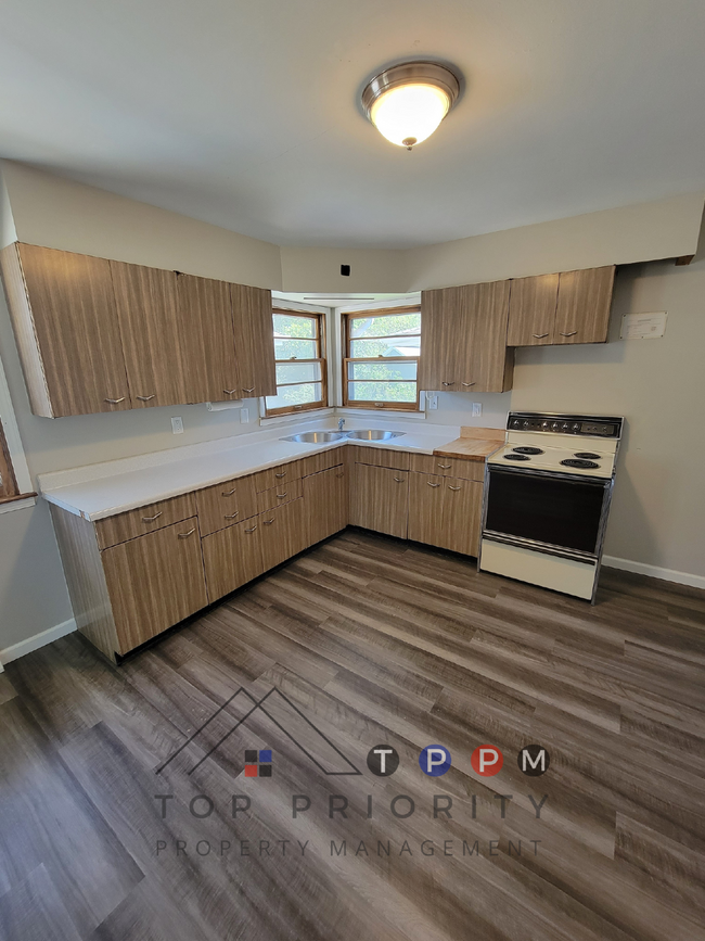 Building Photo - 3 Bedroom | 1 Bathroom Duplex in Cedar Fal...